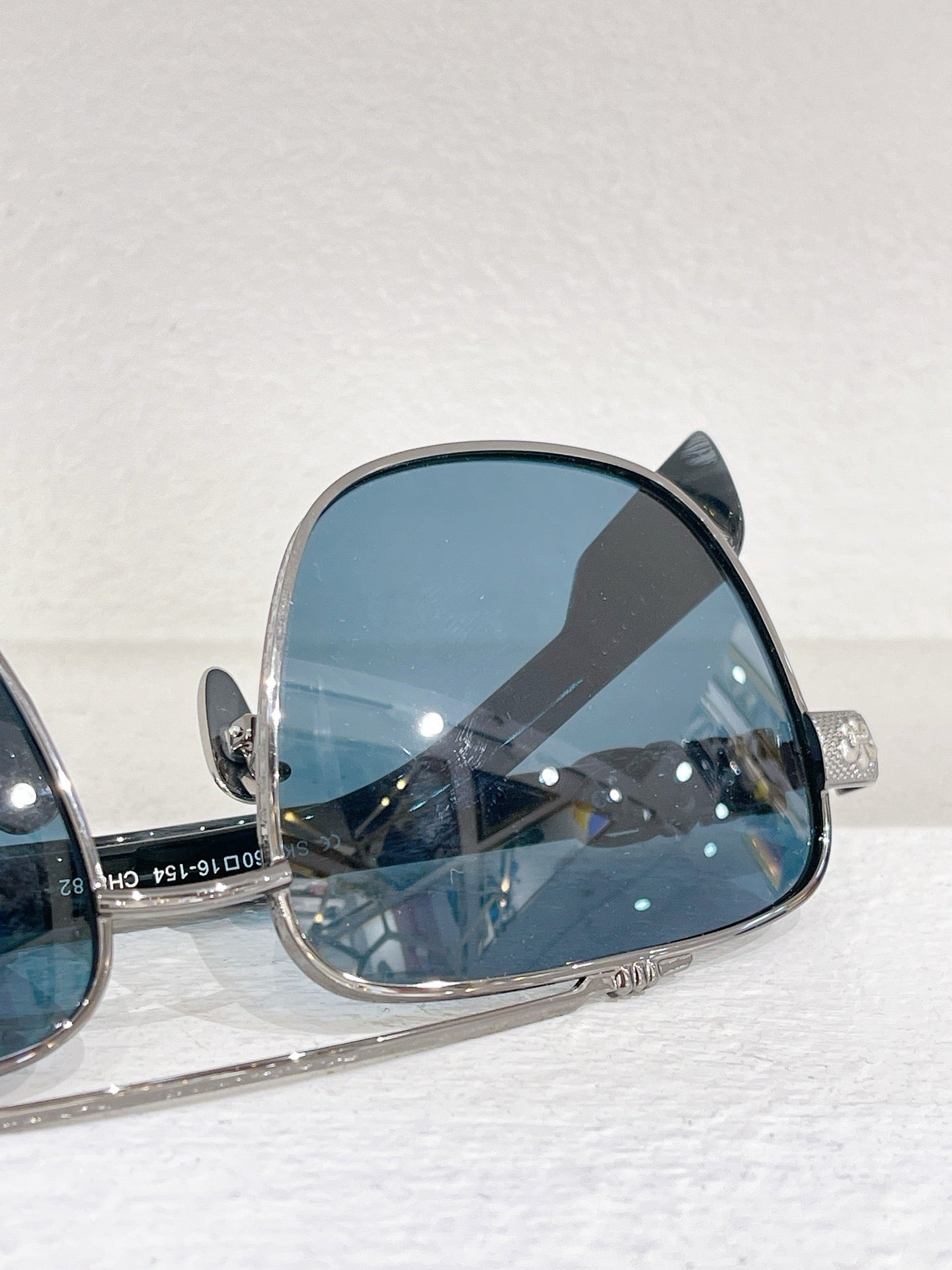Gafas de sol azules, marrones y negras