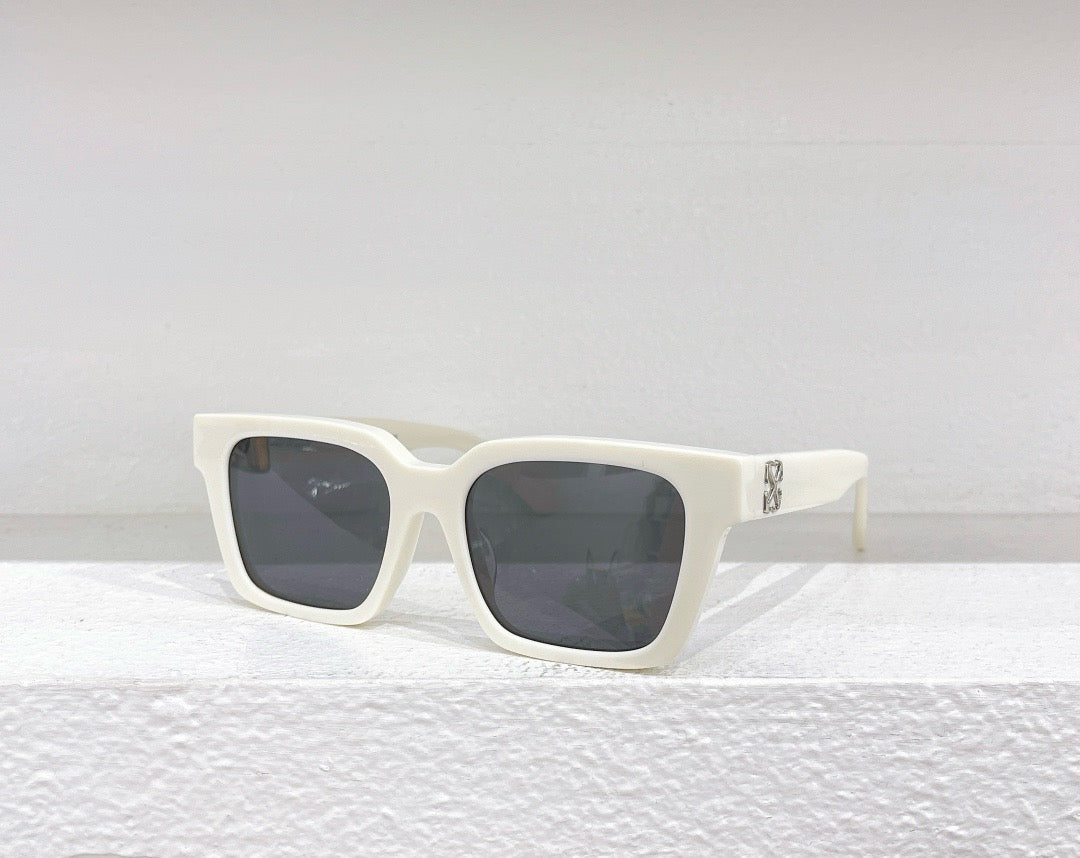 Gafas de sol blancas, marrones, azules y negras