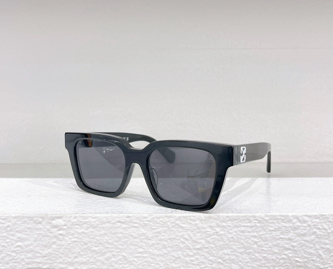 Gafas de sol blancas, marrones, azules y negras