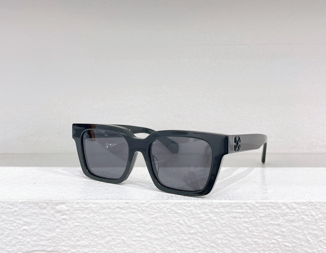 Gafas de sol blancas, marrones, azules y negras