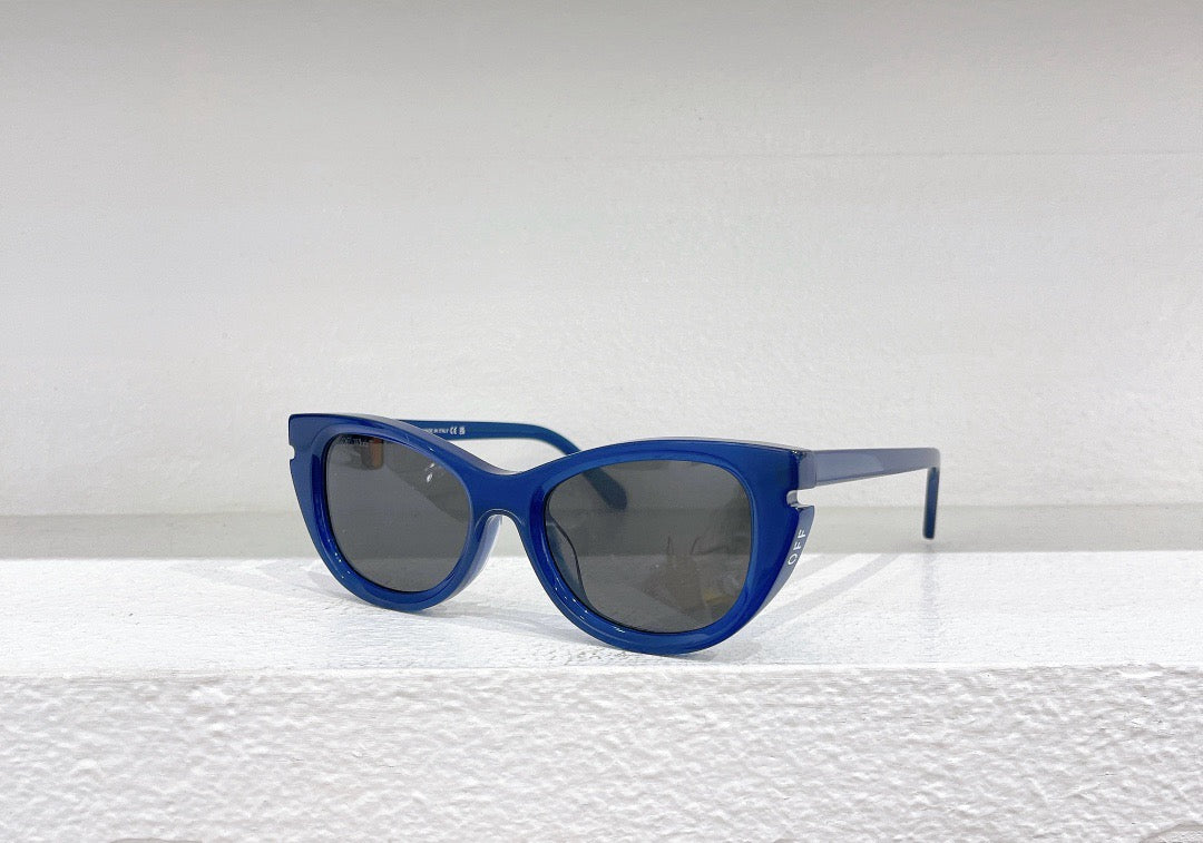 Gafas de sol azules, rojas, blancas y negras
