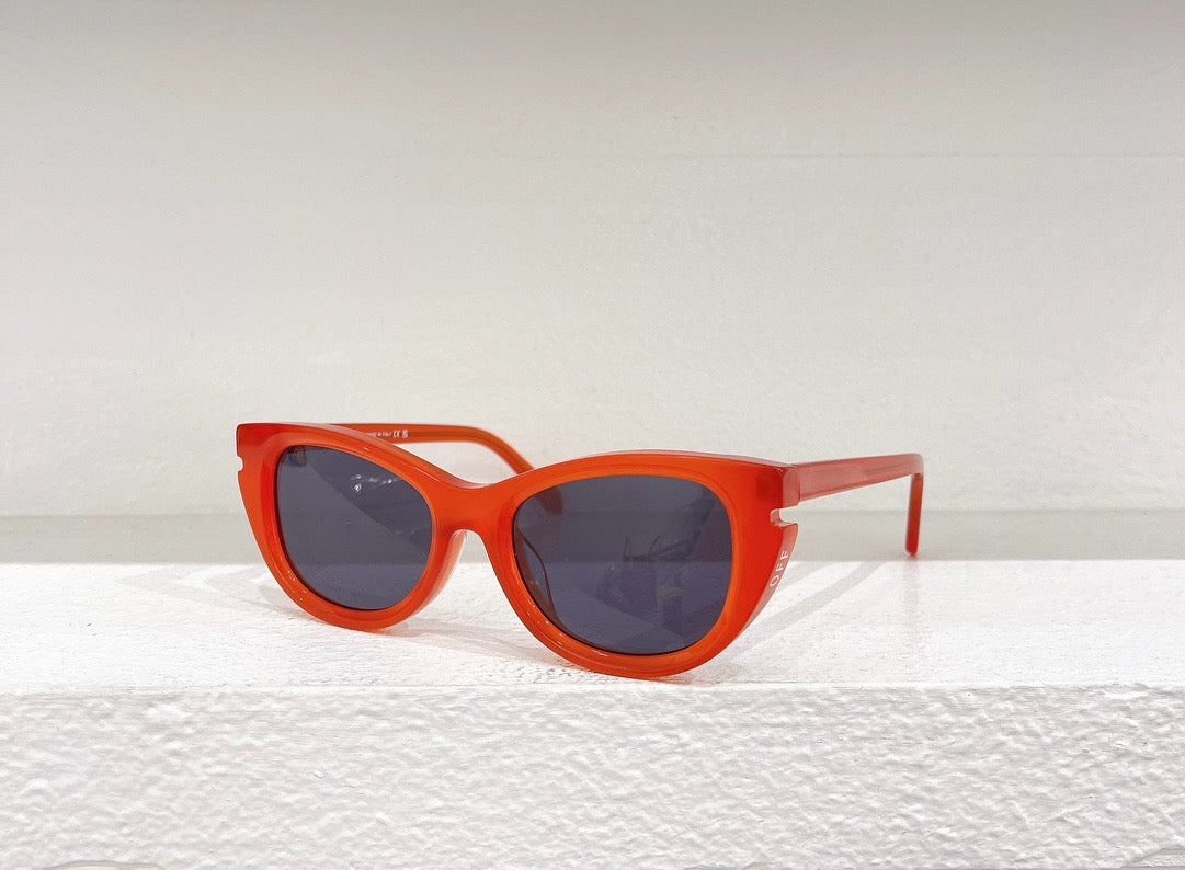 Gafas de sol azules, rojas, blancas y negras