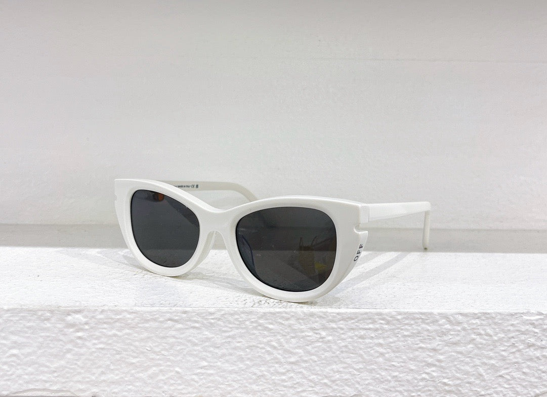 Gafas de sol azules, rojas, blancas y negras