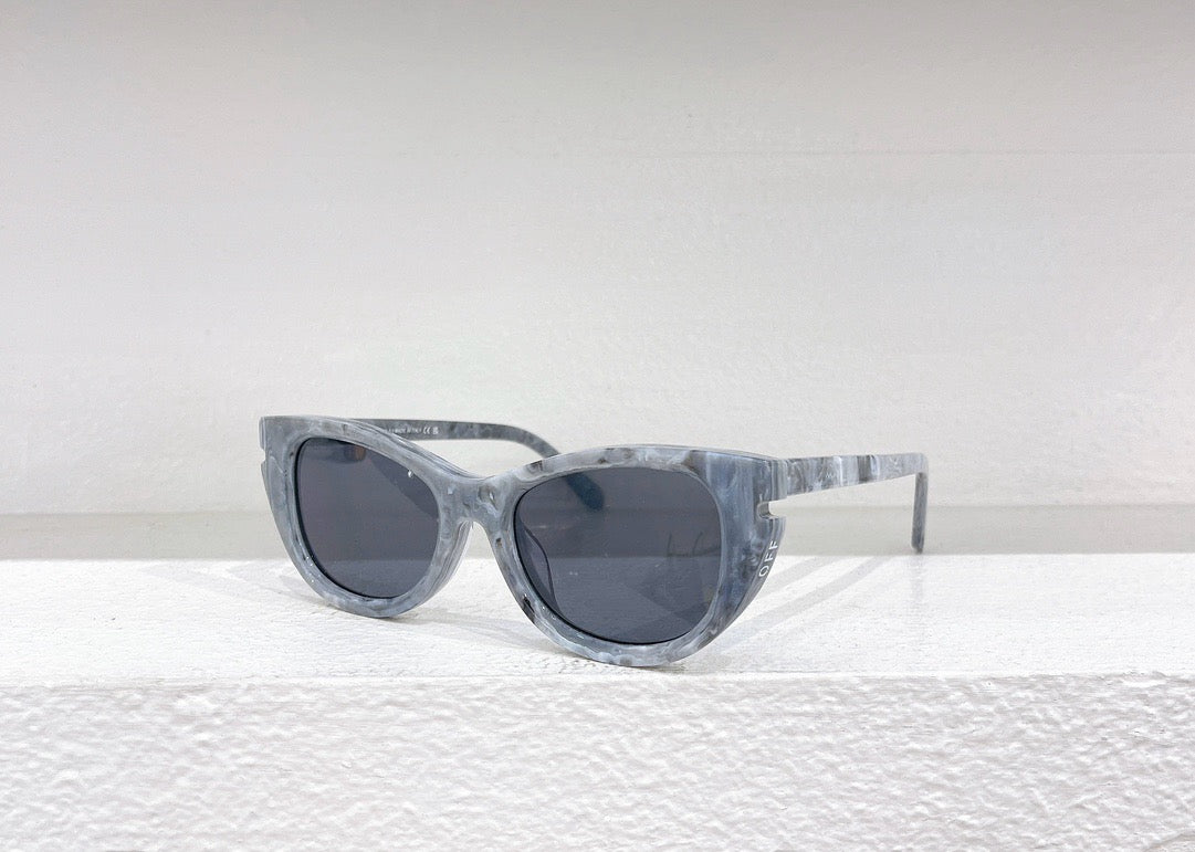 Gafas de sol azules, rojas, blancas y negras
