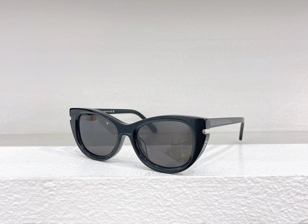 Gafas de sol azules, rojas, blancas y negras