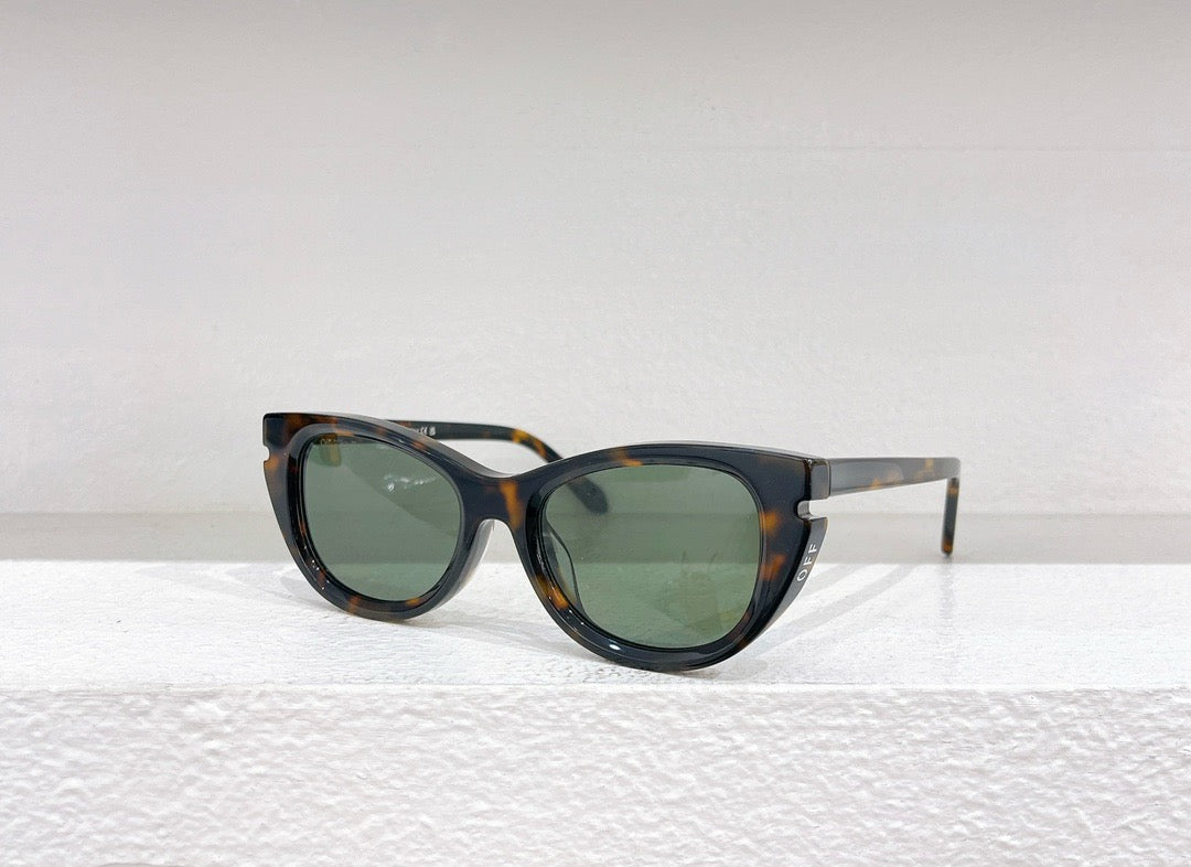 Gafas de sol azules, rojas, blancas y negras