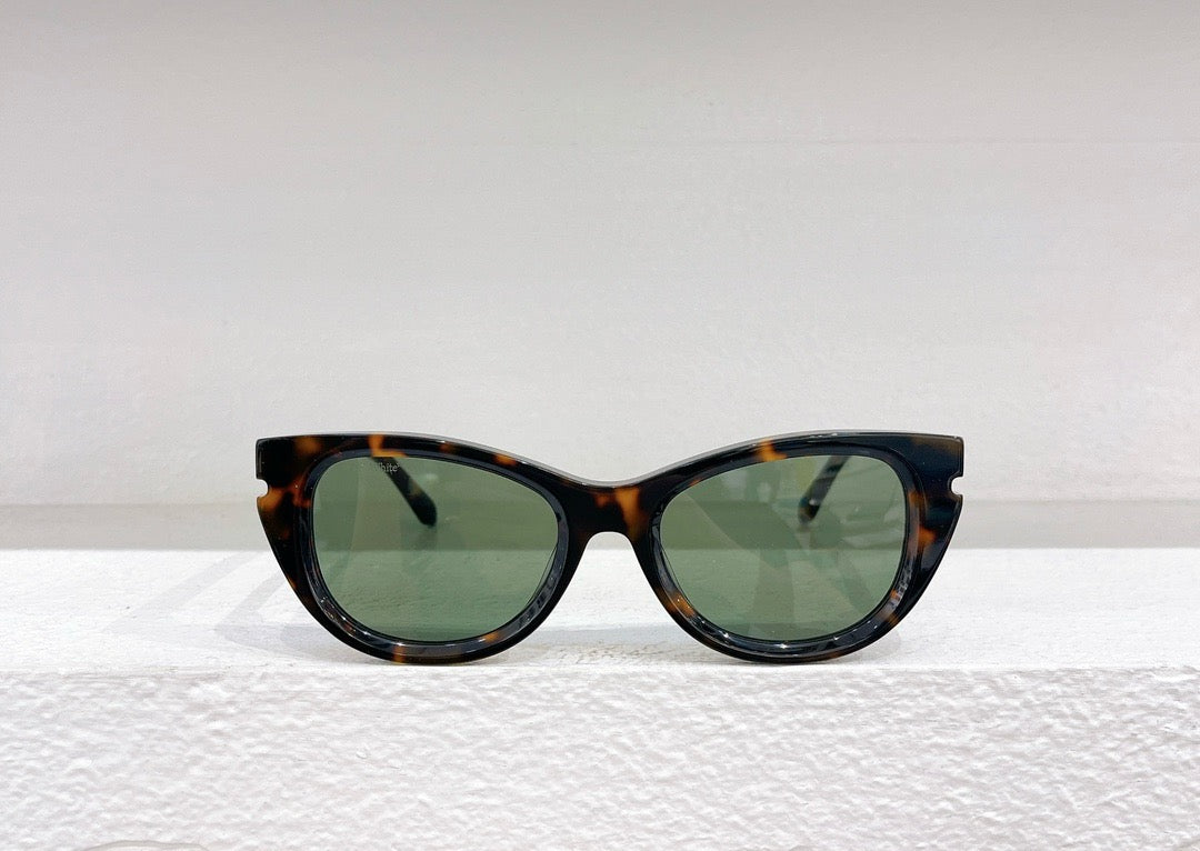 Gafas de sol azules, rojas, blancas y negras