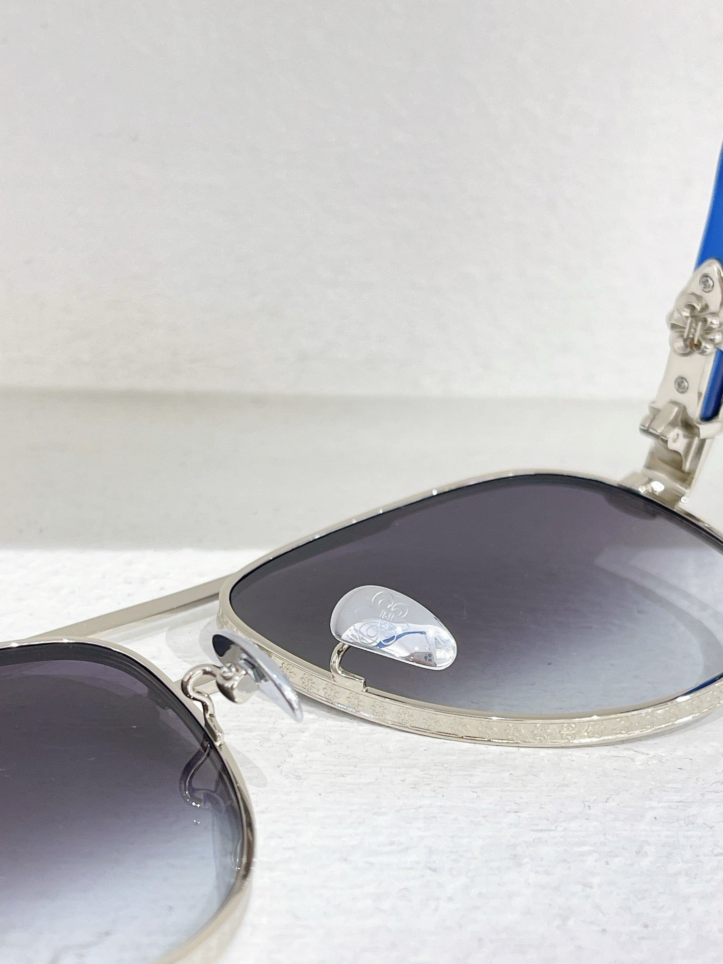 Gafas de sol negras, marrones y azules