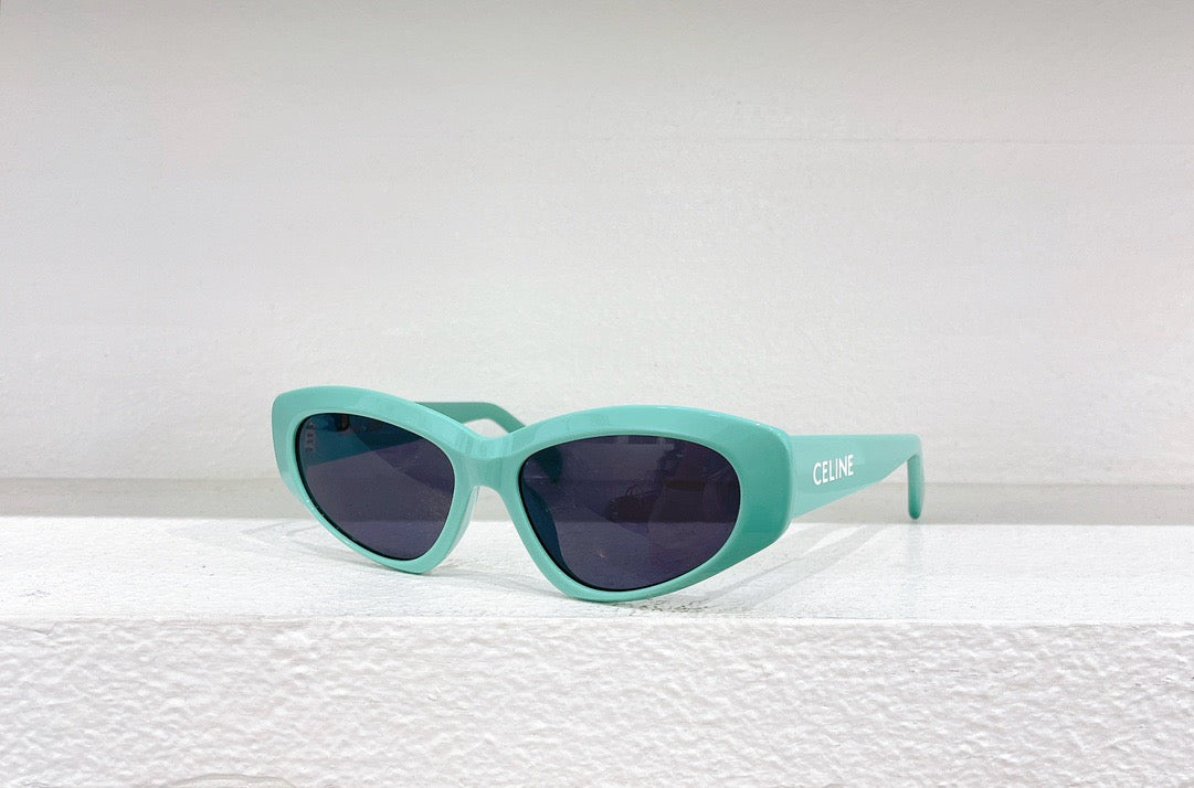 Gafas de sol negras, azules, rosas, celestes y blancas.