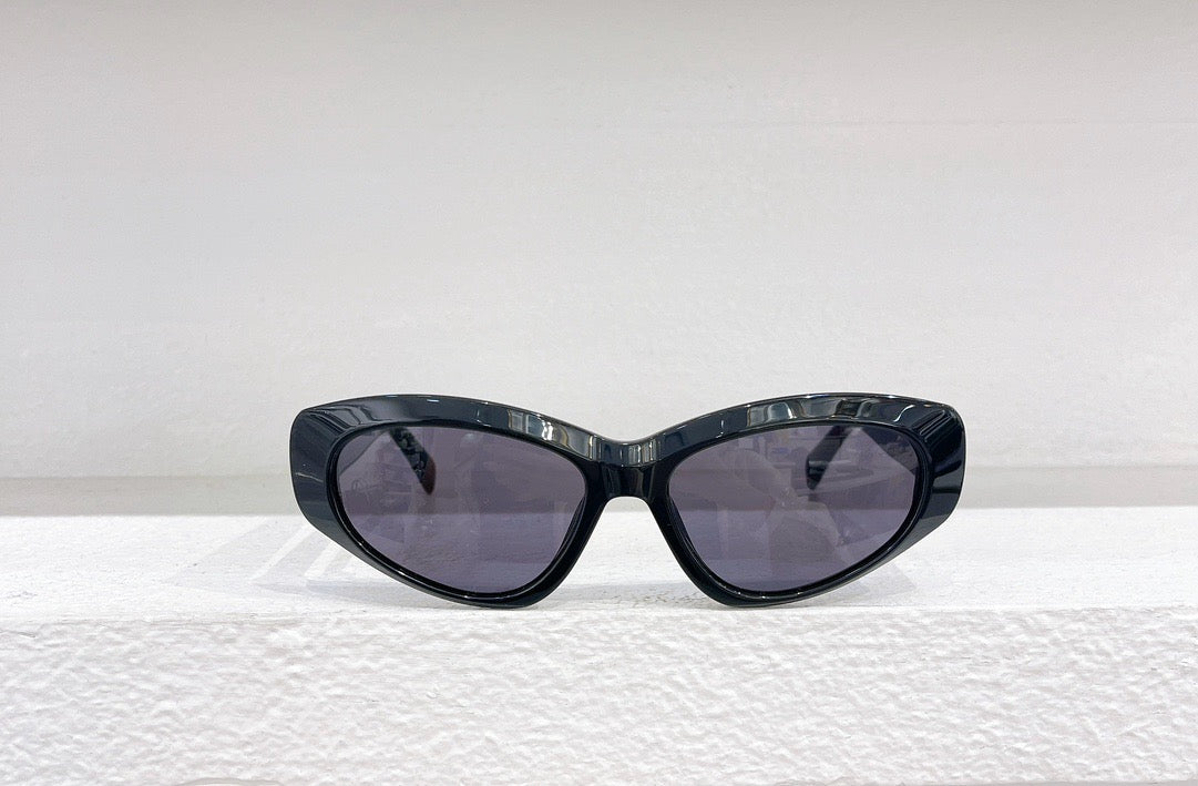 Gafas de sol negras, azules, rosas, celestes y blancas.