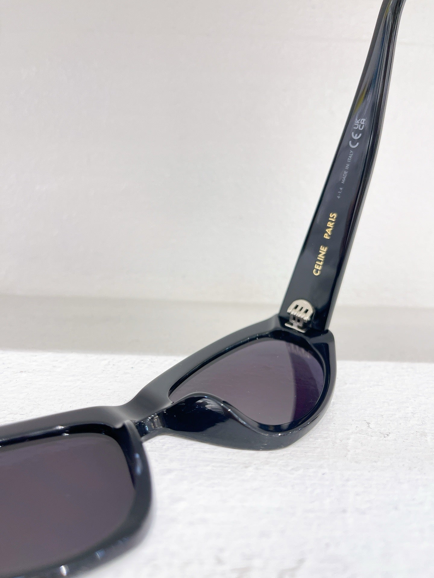 Gafas de sol negras, azules, rosas, celestes y blancas.