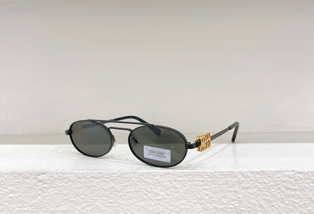 Gafas de sol negras, marrones, rosas y blancas