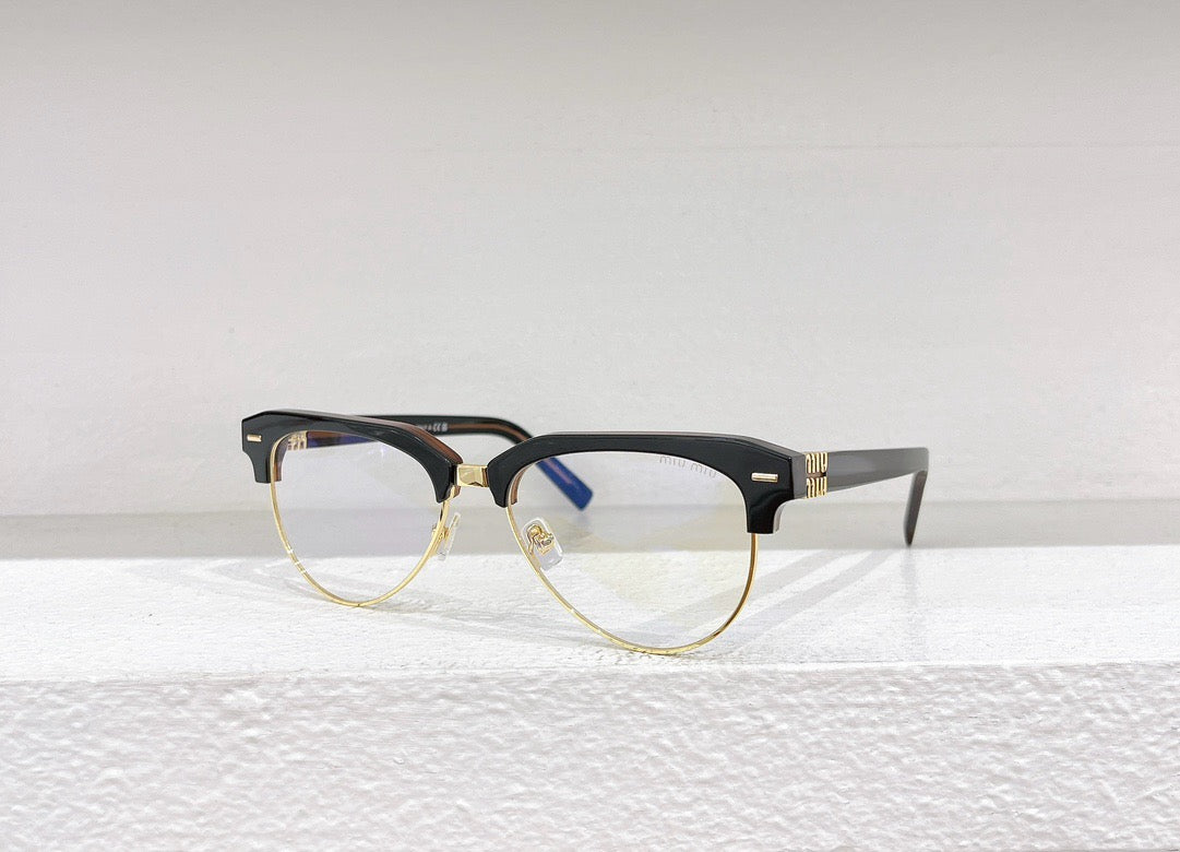 Gafas de sol marrones y negras