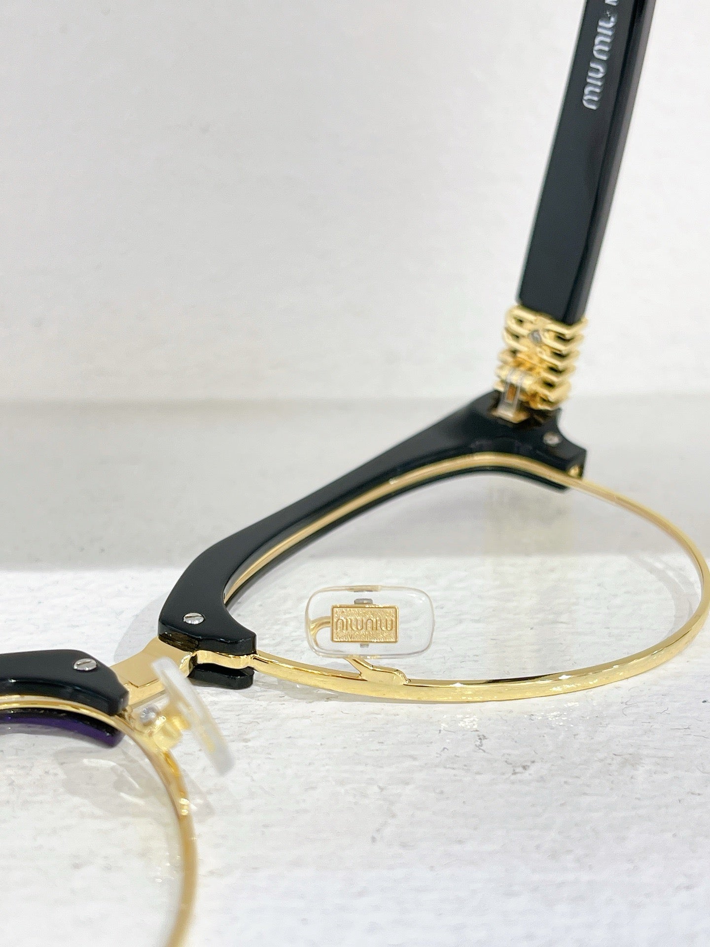 Gafas de sol marrones y negras
