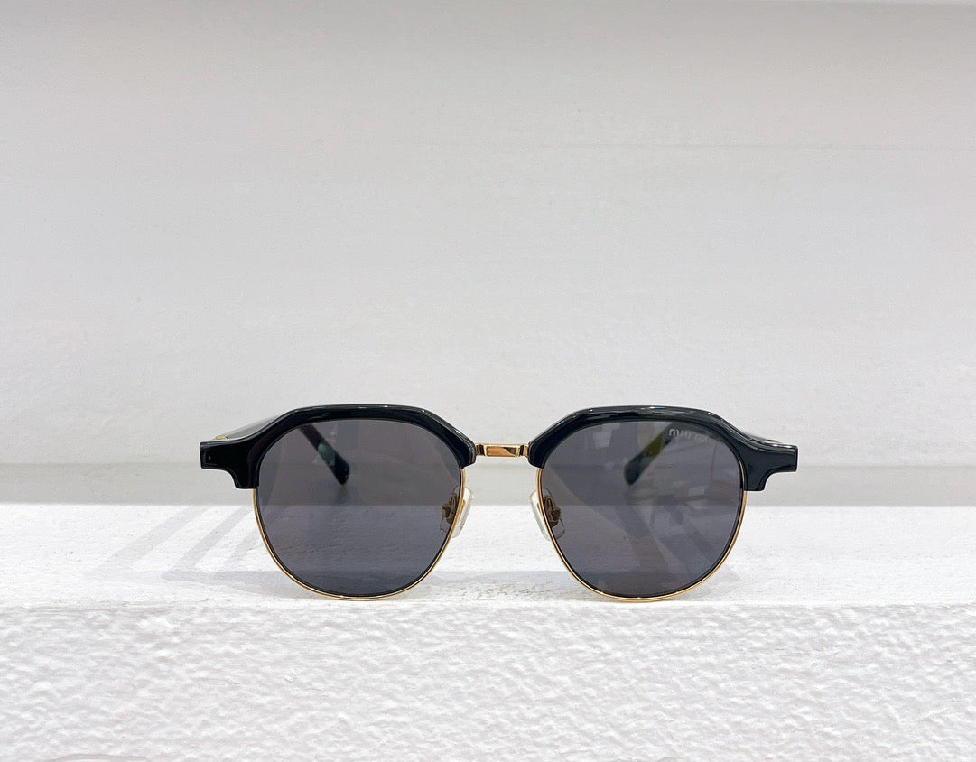 Gafas de sol marrones y negras