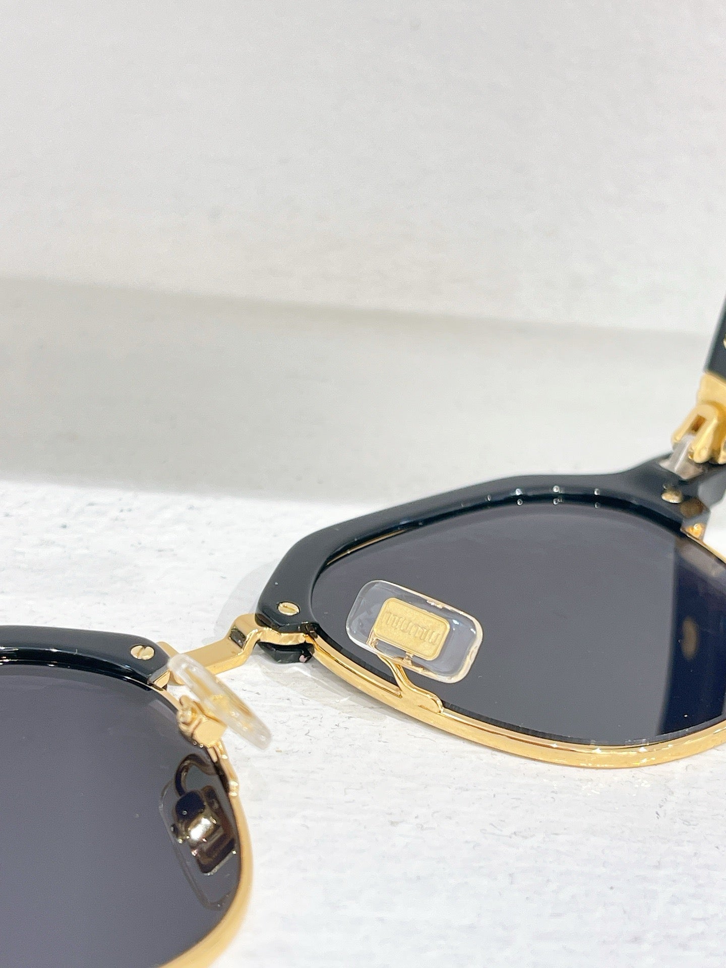Gafas de sol marrones y negras