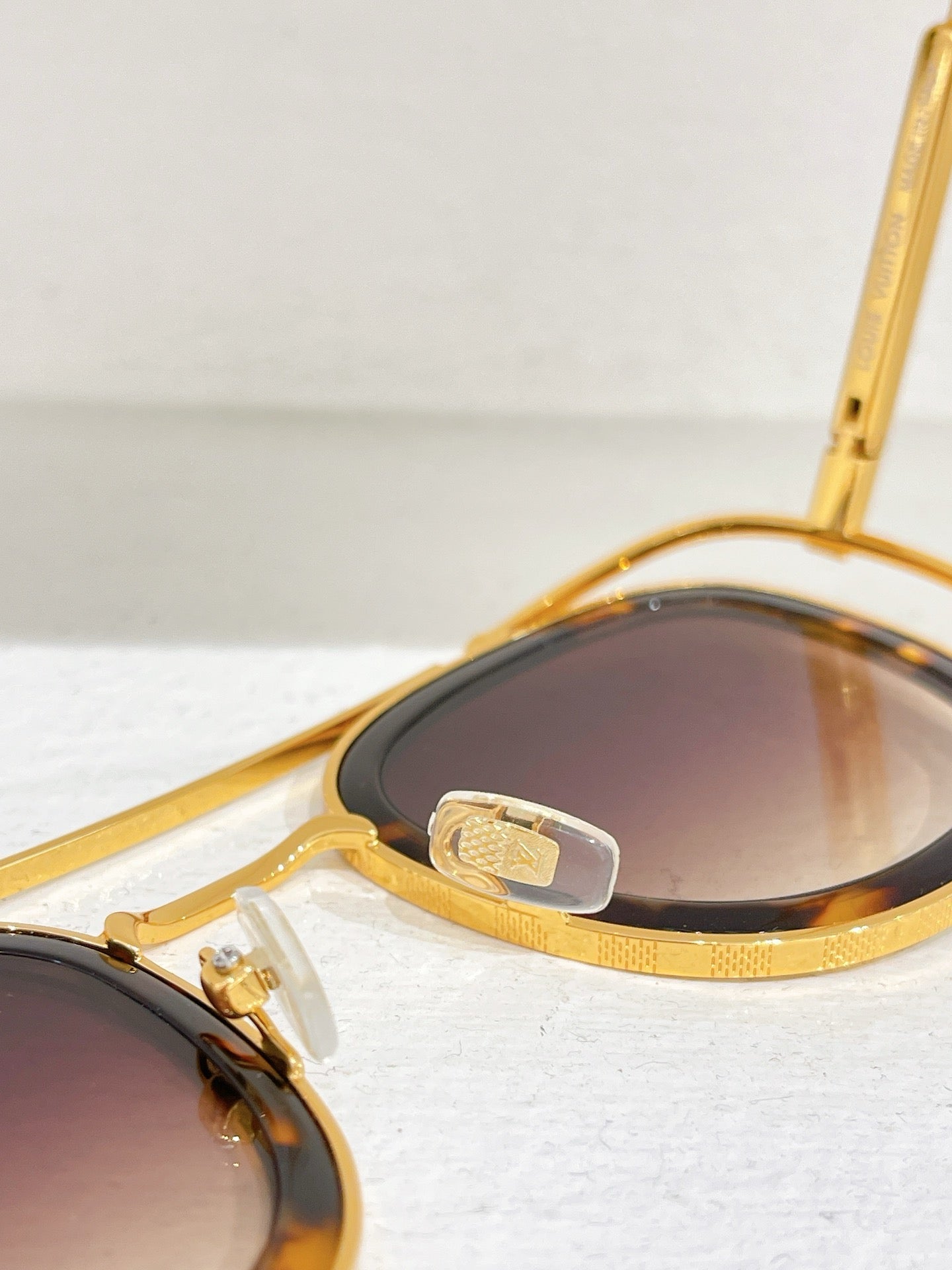 Gafas de sol negras, blancas y marrones