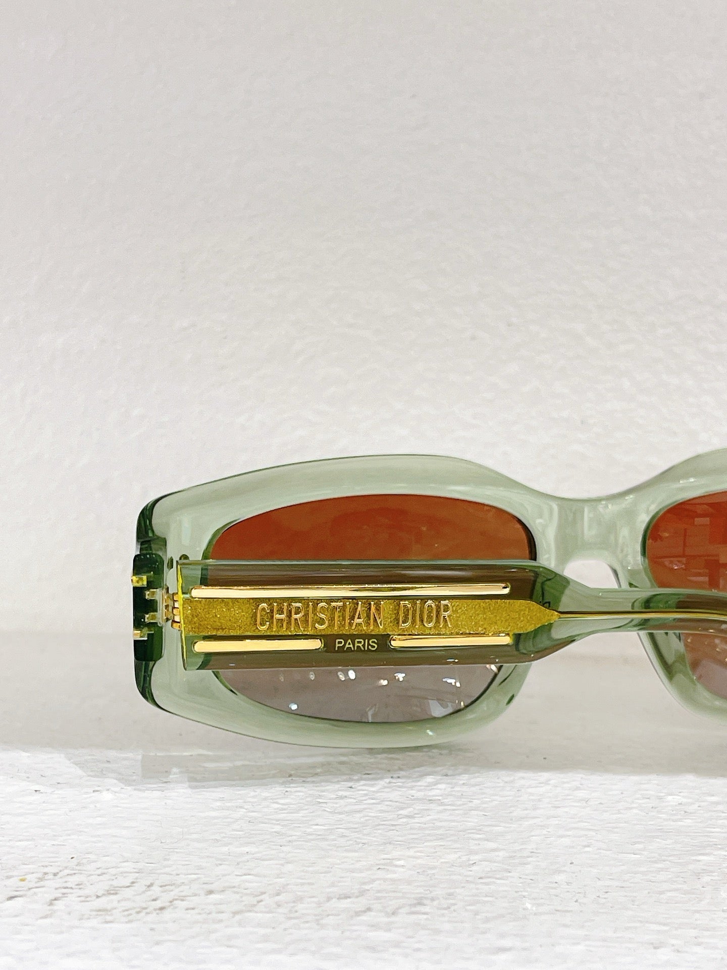 Gafas de sol negras, verdes y marrones