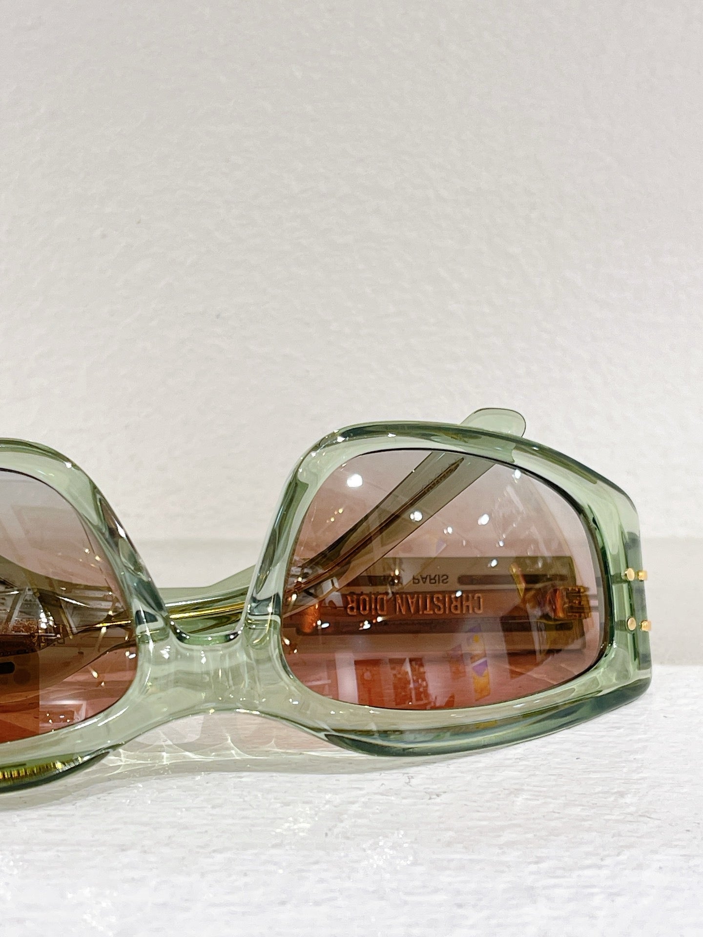 Gafas de sol negras, verdes y marrones