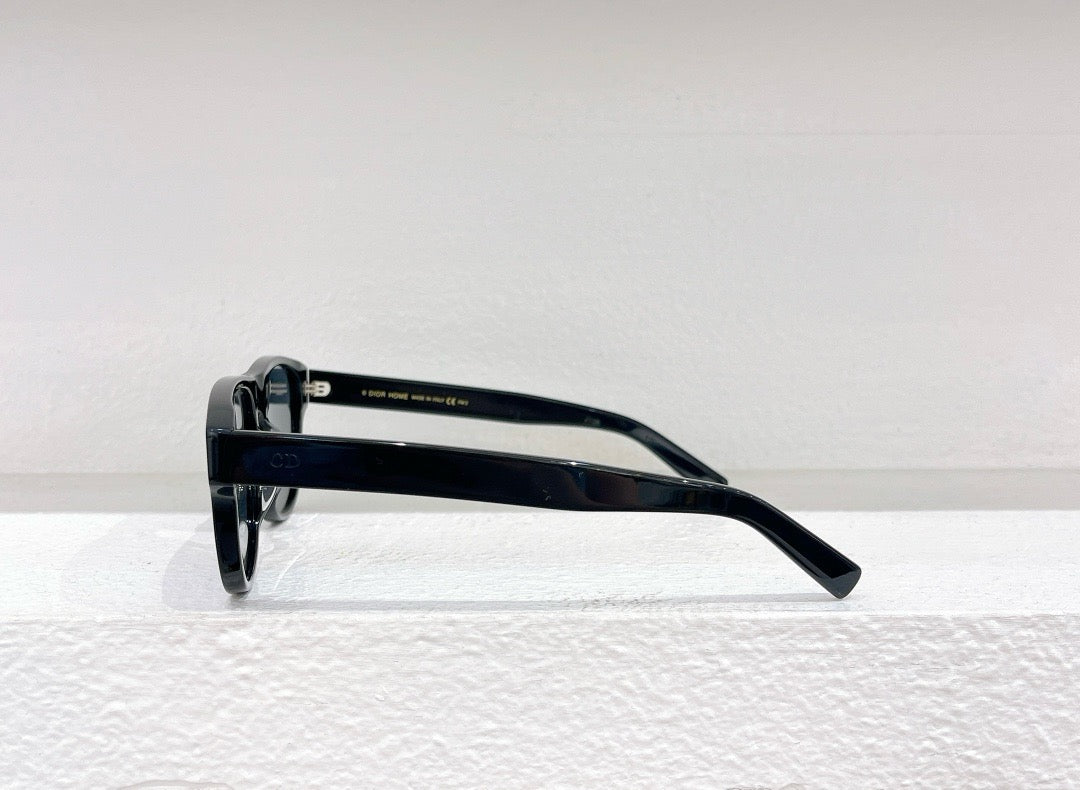 Schwarze, weiße und braune Sonnenbrille