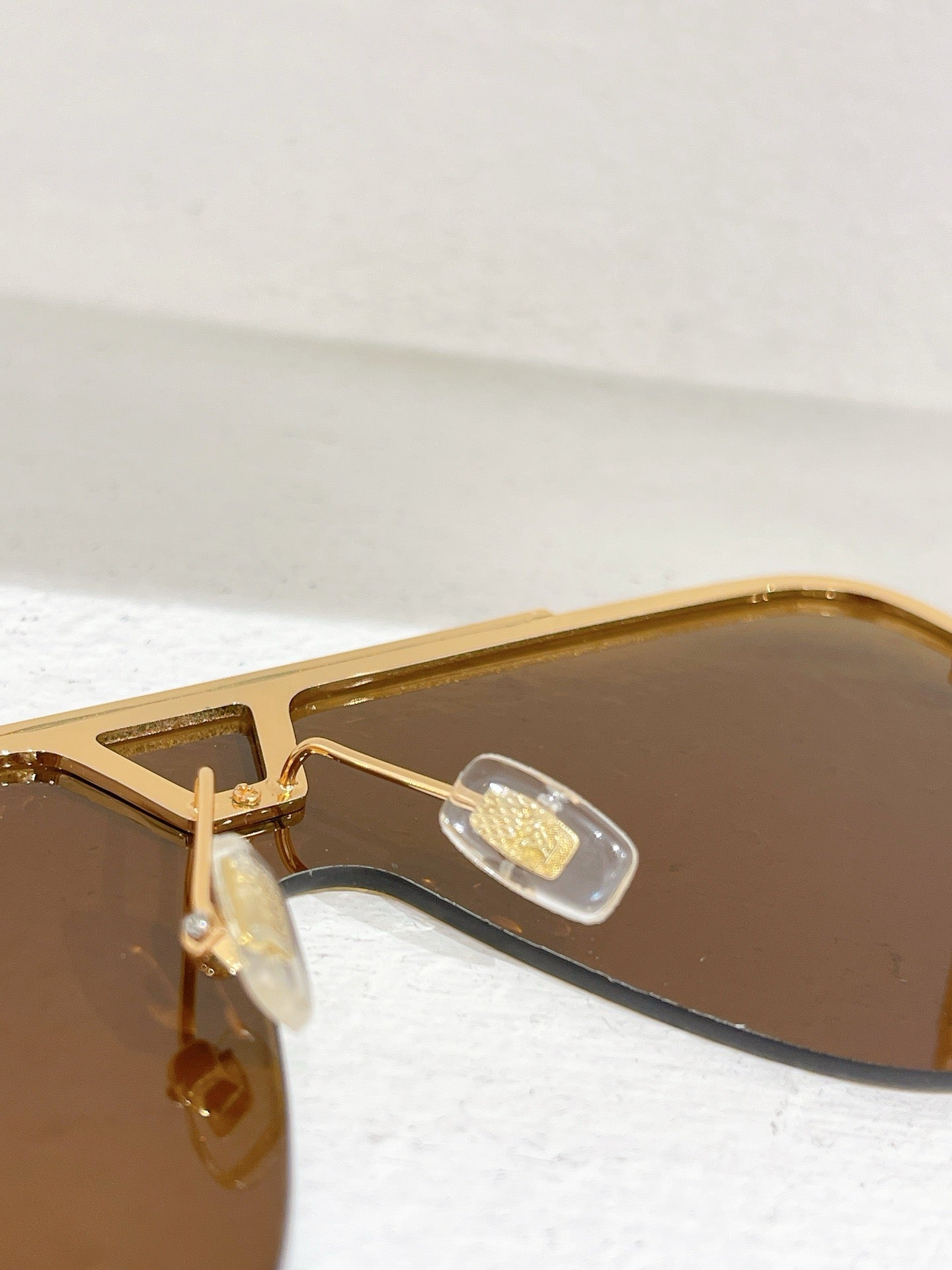 Gafas de sol azules y marrones