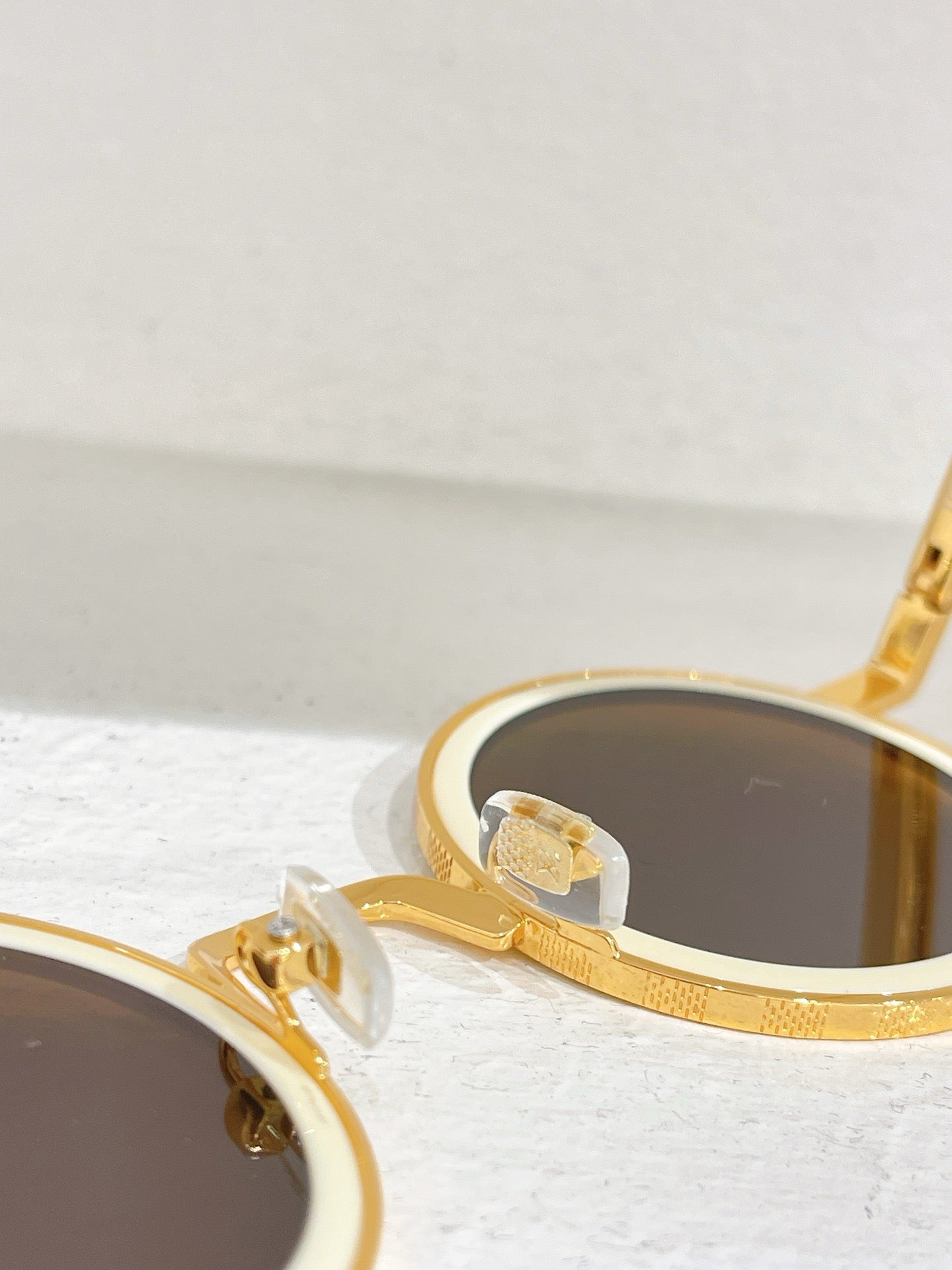 Gafas de sol doradas, marrones y negras