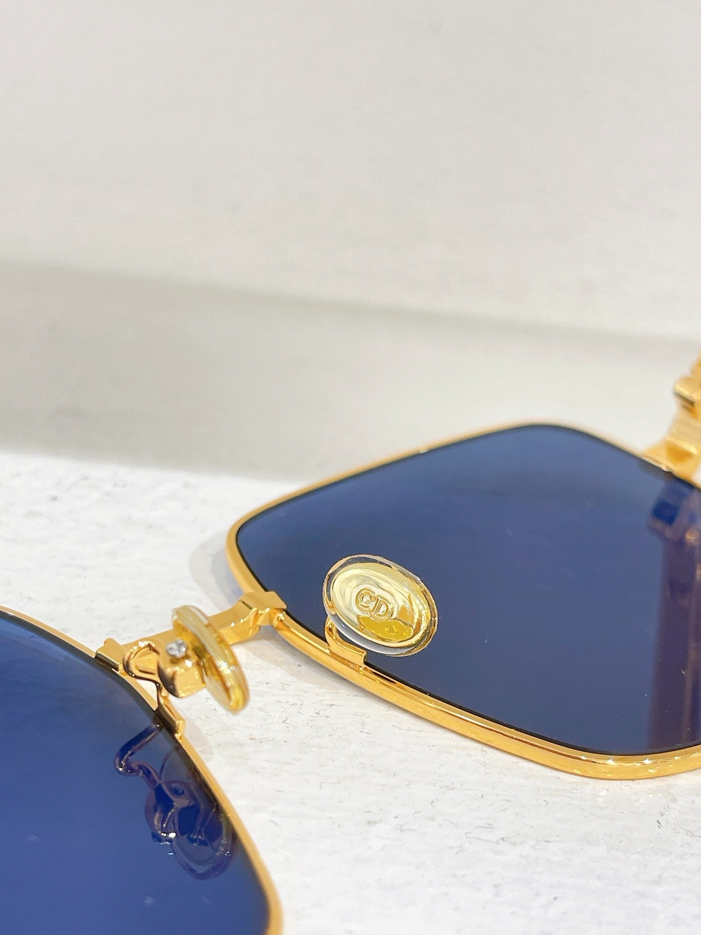 Braune und blaue Sonnenbrille