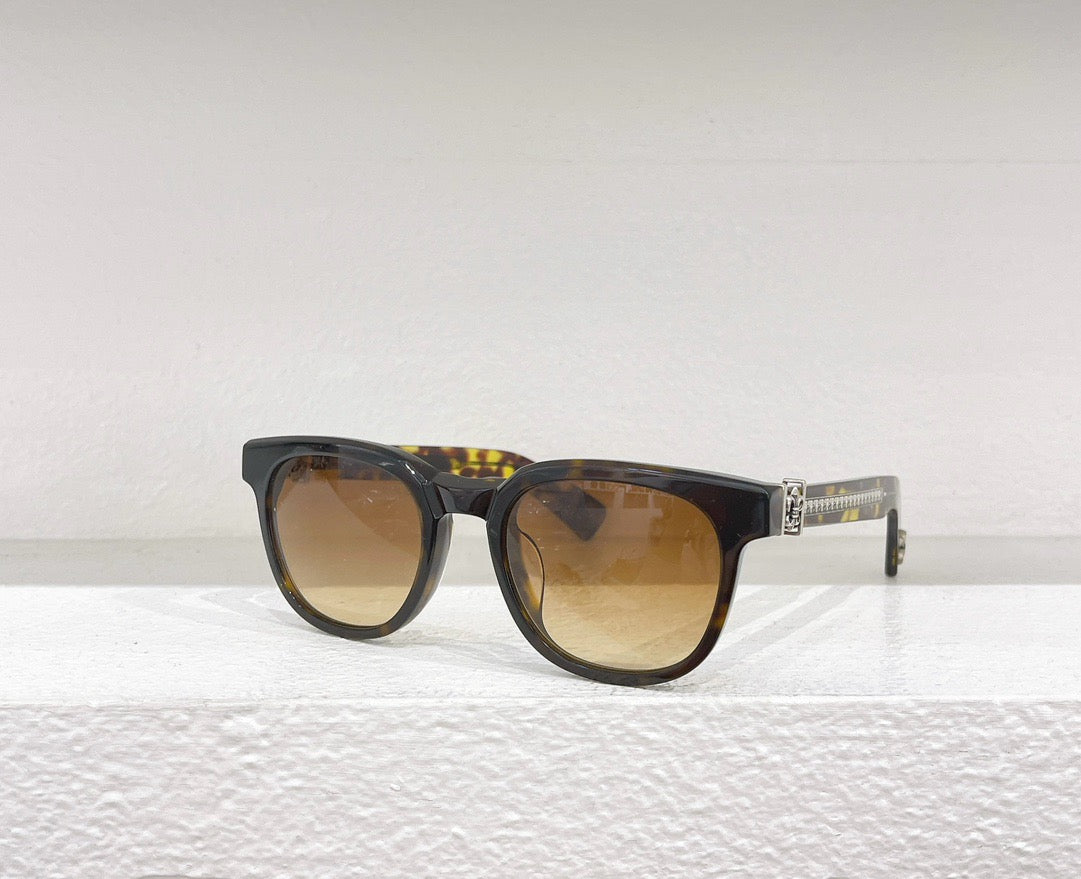 Gafas de sol negras, blancas y marrones