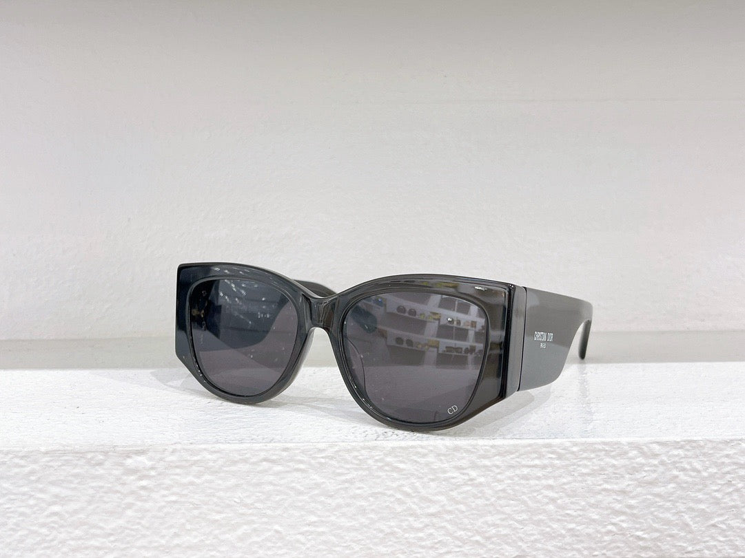 Schwarze, braune und weiße Sonnenbrille