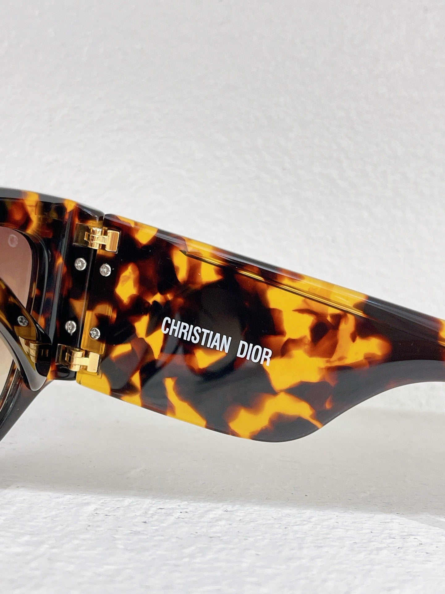 Schwarze, braune und weiße Sonnenbrille