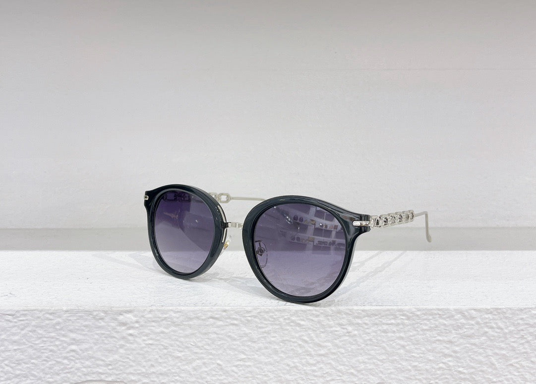 Gafas de sol negras, marrones, blancas y rosas