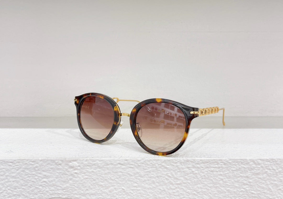 Gafas de sol negras, marrones, blancas y rosas