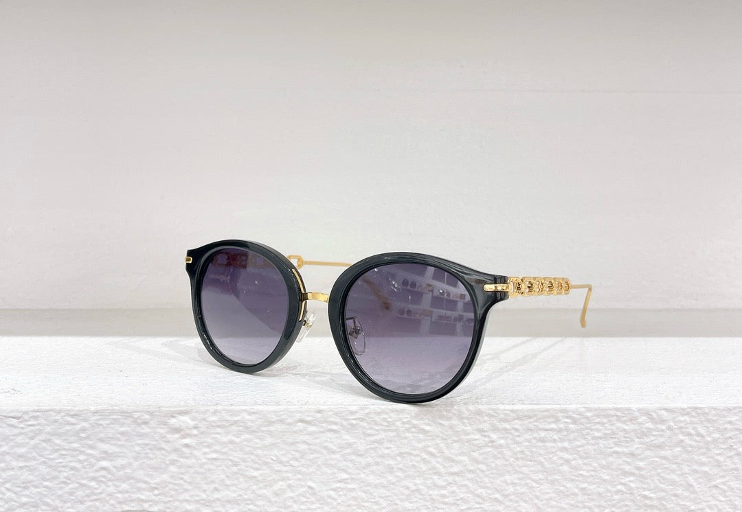 Gafas de sol negras, marrones, blancas y rosas