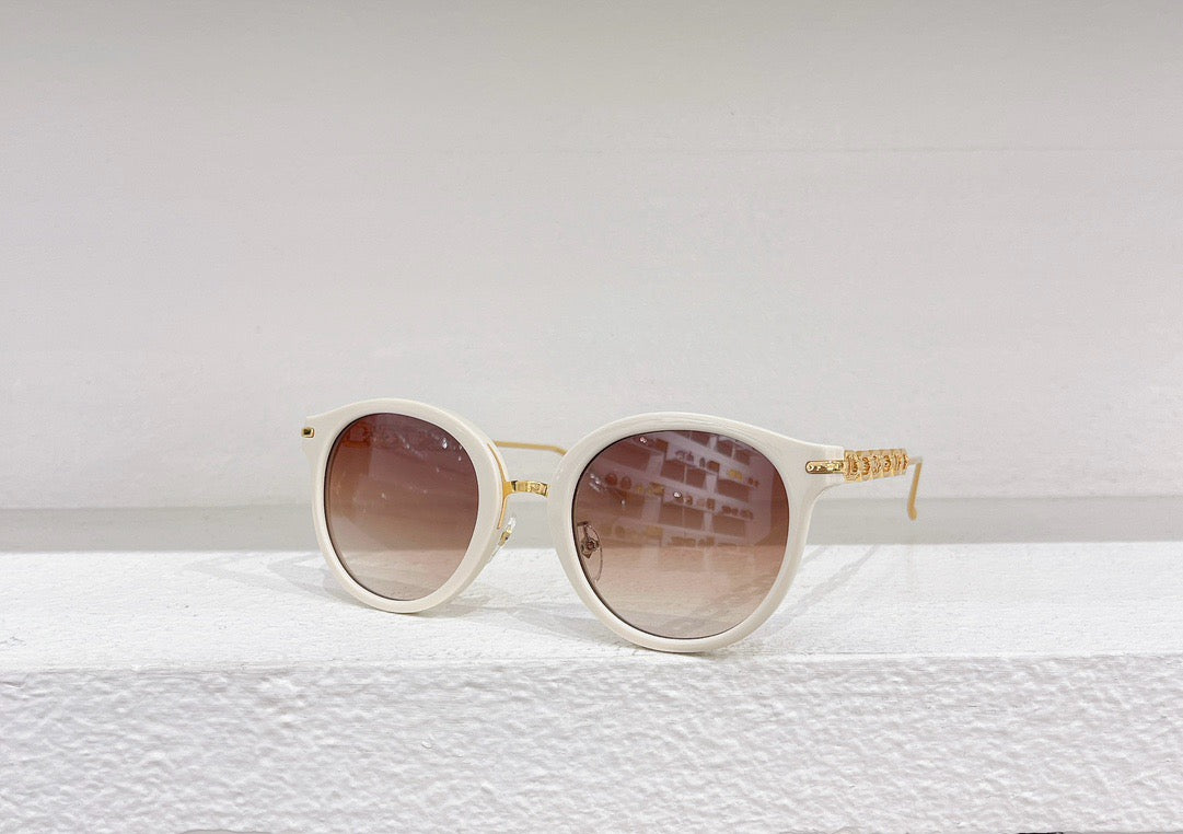 Gafas de sol negras, marrones, blancas y rosas