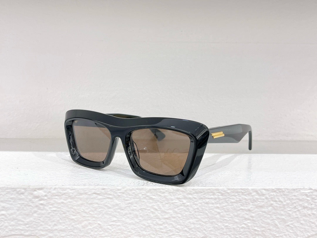 Gafas de sol marrones, azul cielo y negras