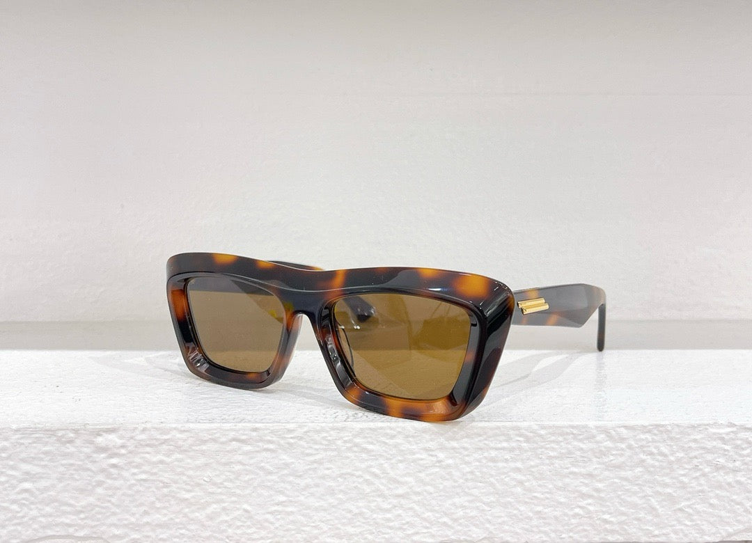 Gafas de sol marrones, azul cielo y negras