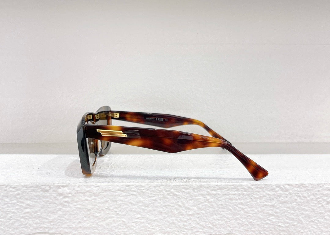 Gafas de sol marrones, azul cielo y negras