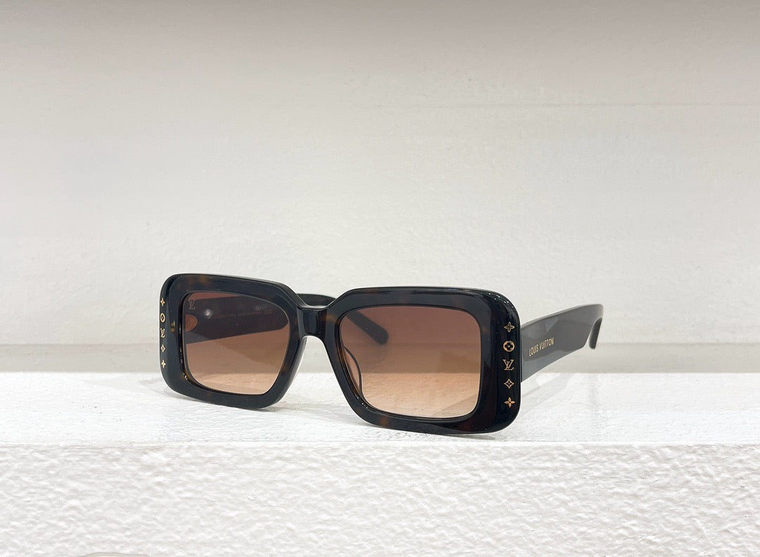 Gafas de sol negras, marrones, blancas y rosas