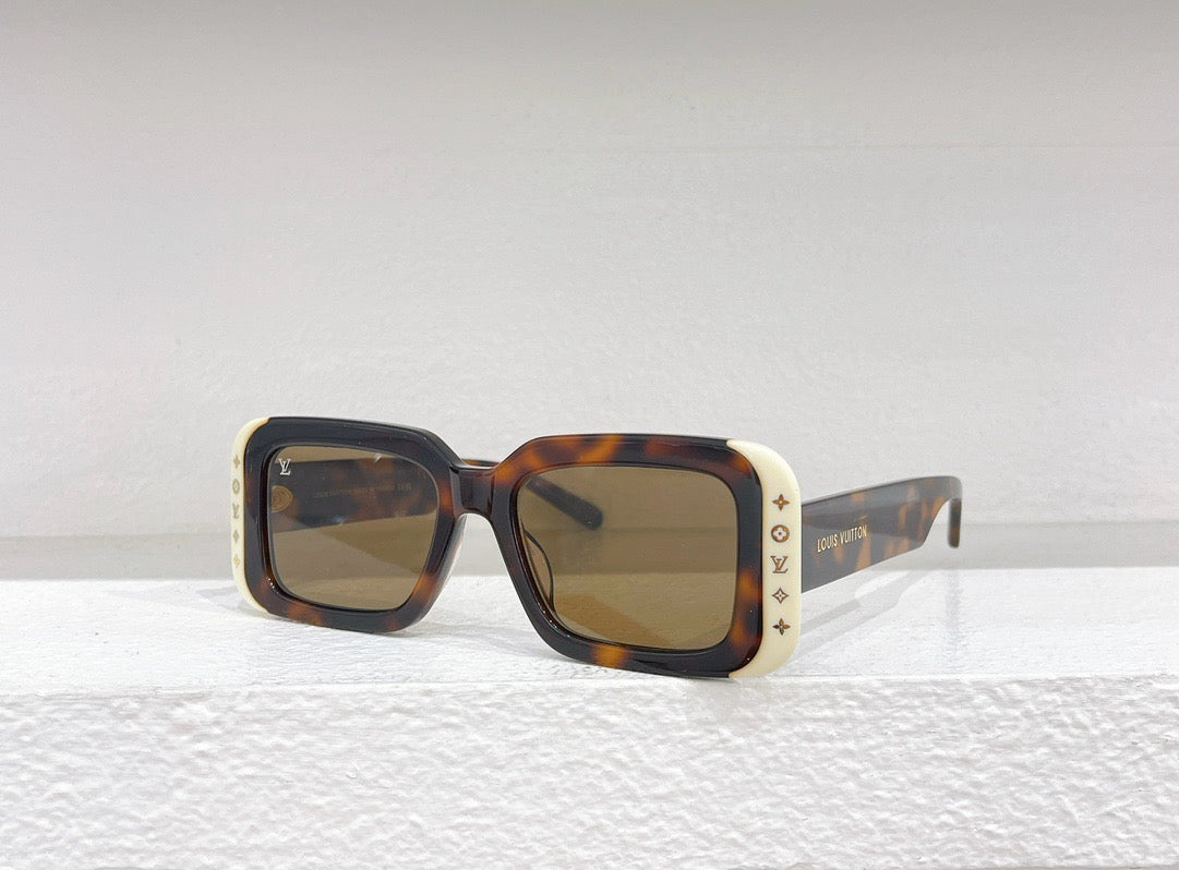 Gafas de sol negras, marrones, blancas y rosas