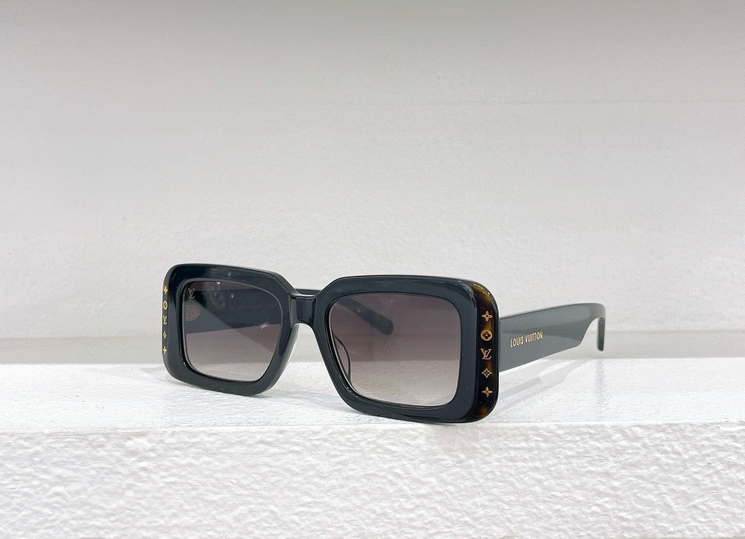 Gafas de sol negras, marrones, blancas y rosas