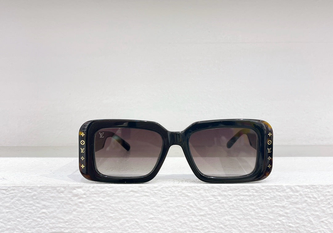 Gafas de sol negras, marrones, blancas y rosas