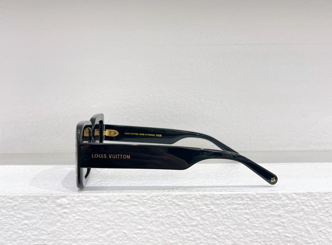Gafas de sol negras, marrones, blancas y rosas