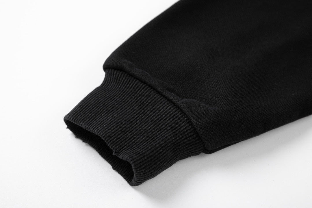 Schwarz-grauer Kapuzenpullover