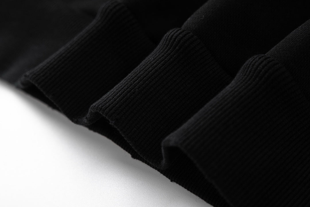 Schwarz-grauer Kapuzenpullover