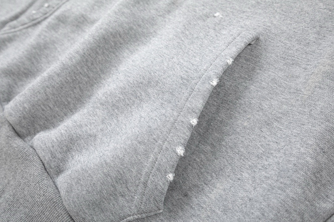 Schwarz-grauer Kapuzenpullover