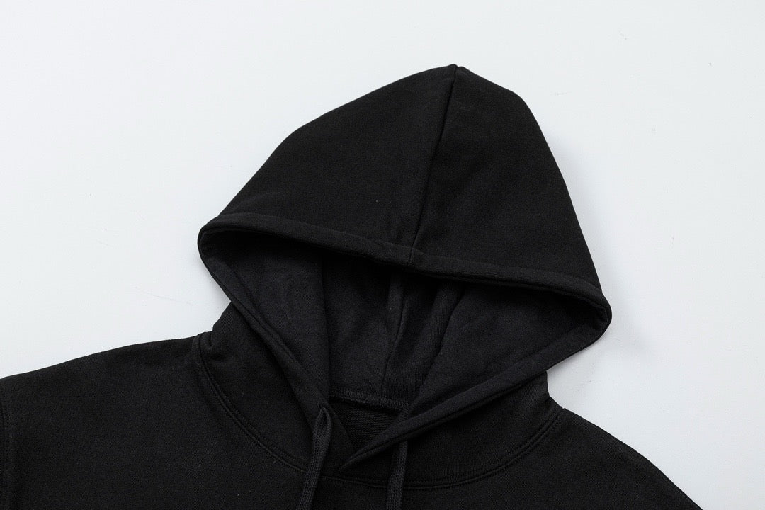 Schwarz-weißer Kapuzenpullover
