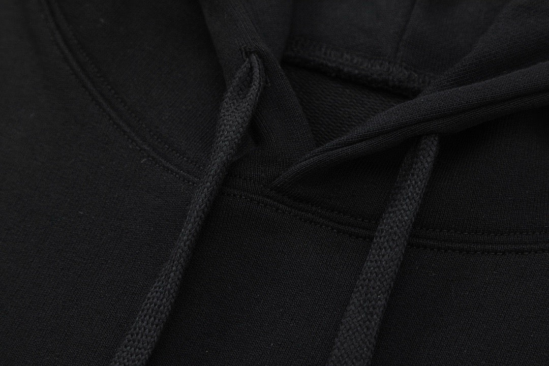 Schwarz-weißer Kapuzenpullover