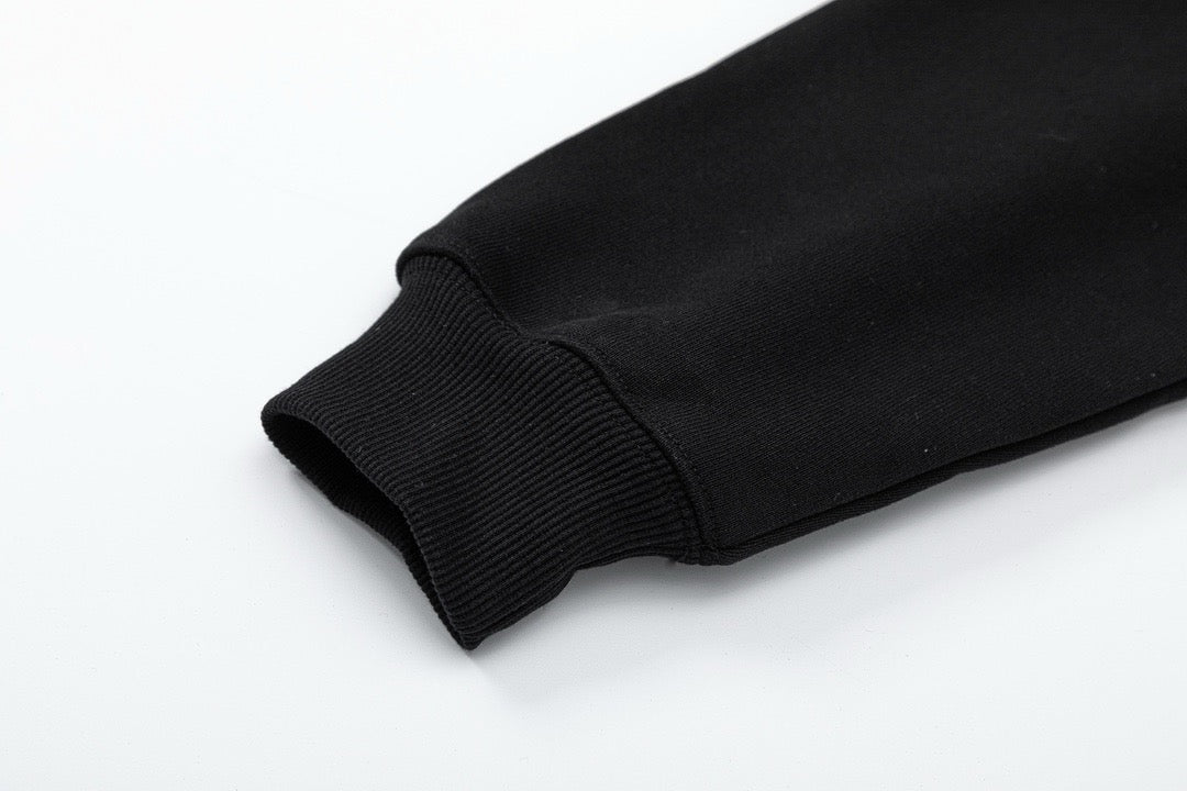 Schwarz-weißer Kapuzenpullover