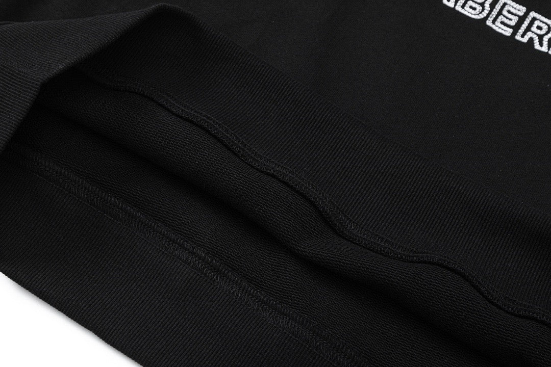 Schwarz-weißer Kapuzenpullover