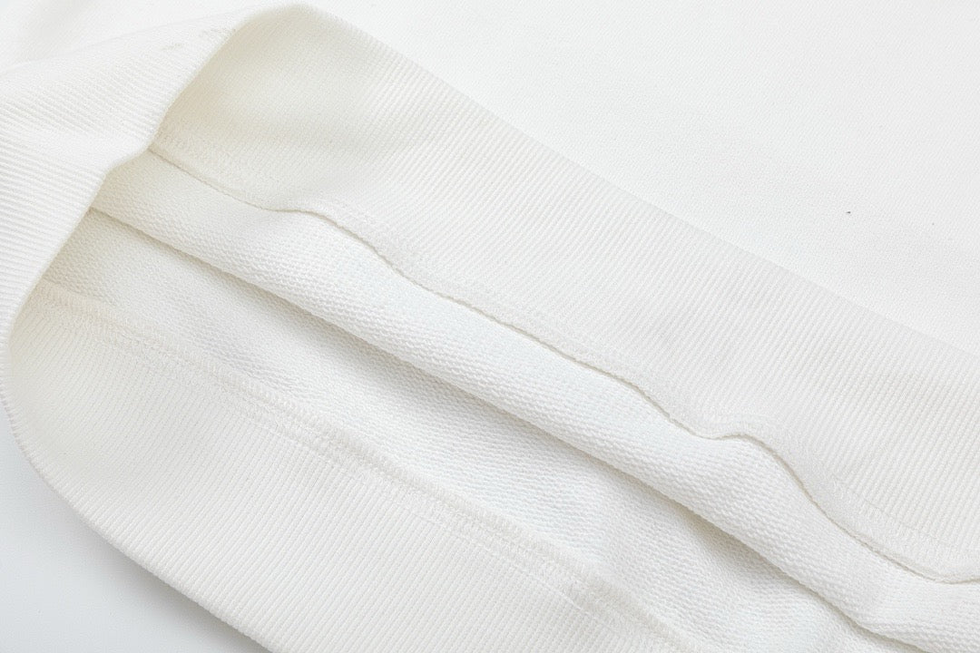 Schwarz-weißer Kapuzenpullover